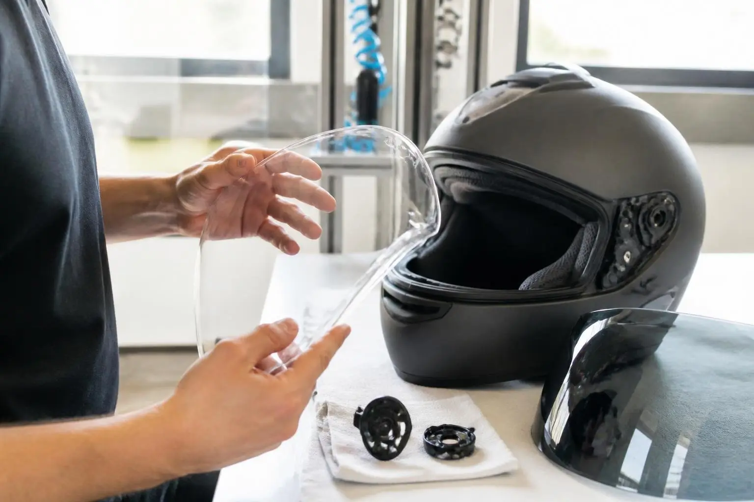 Gemütliche Wohnatmosphäre mit Motorradhelm.