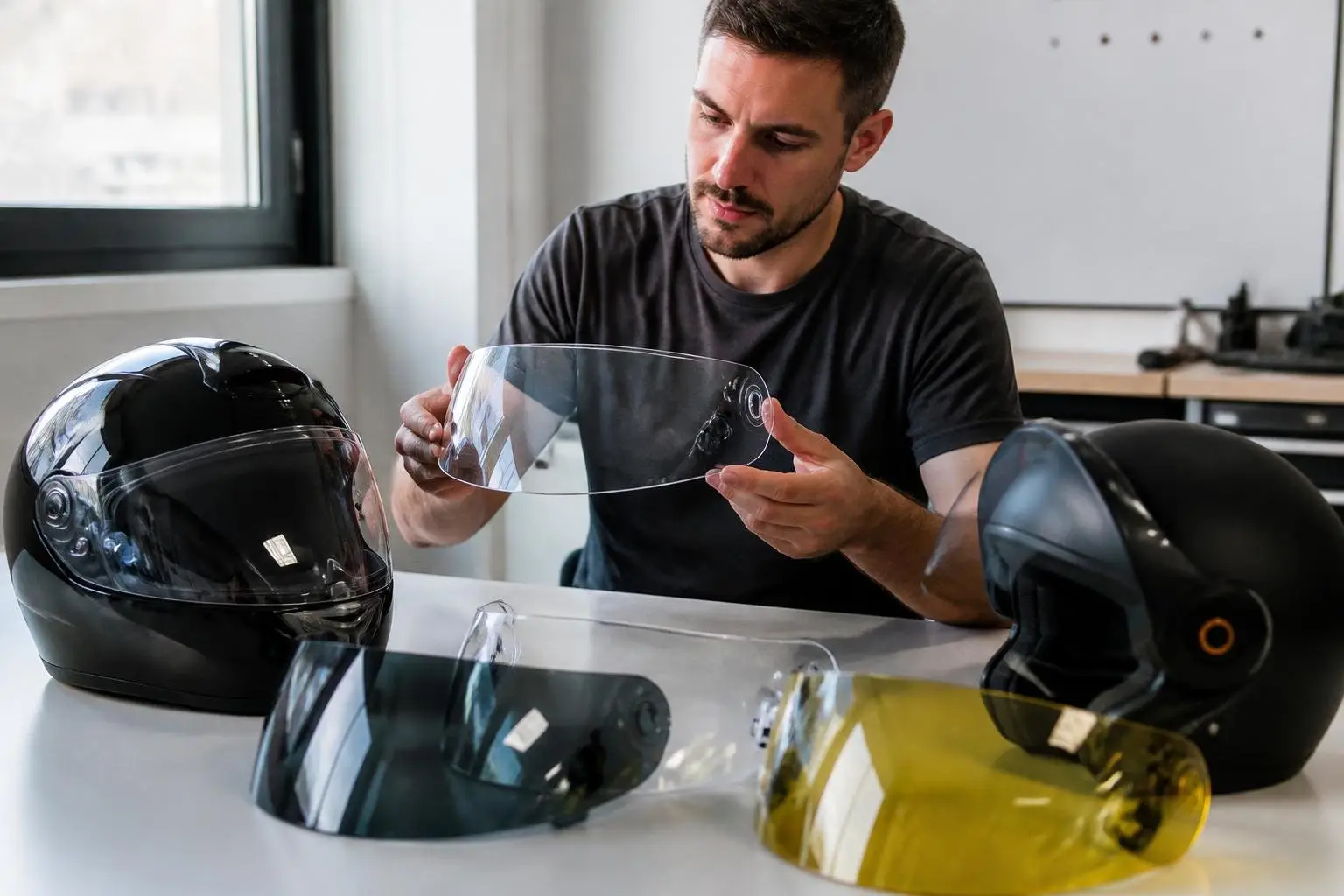 Motorradhelm im Wohnzimmer.