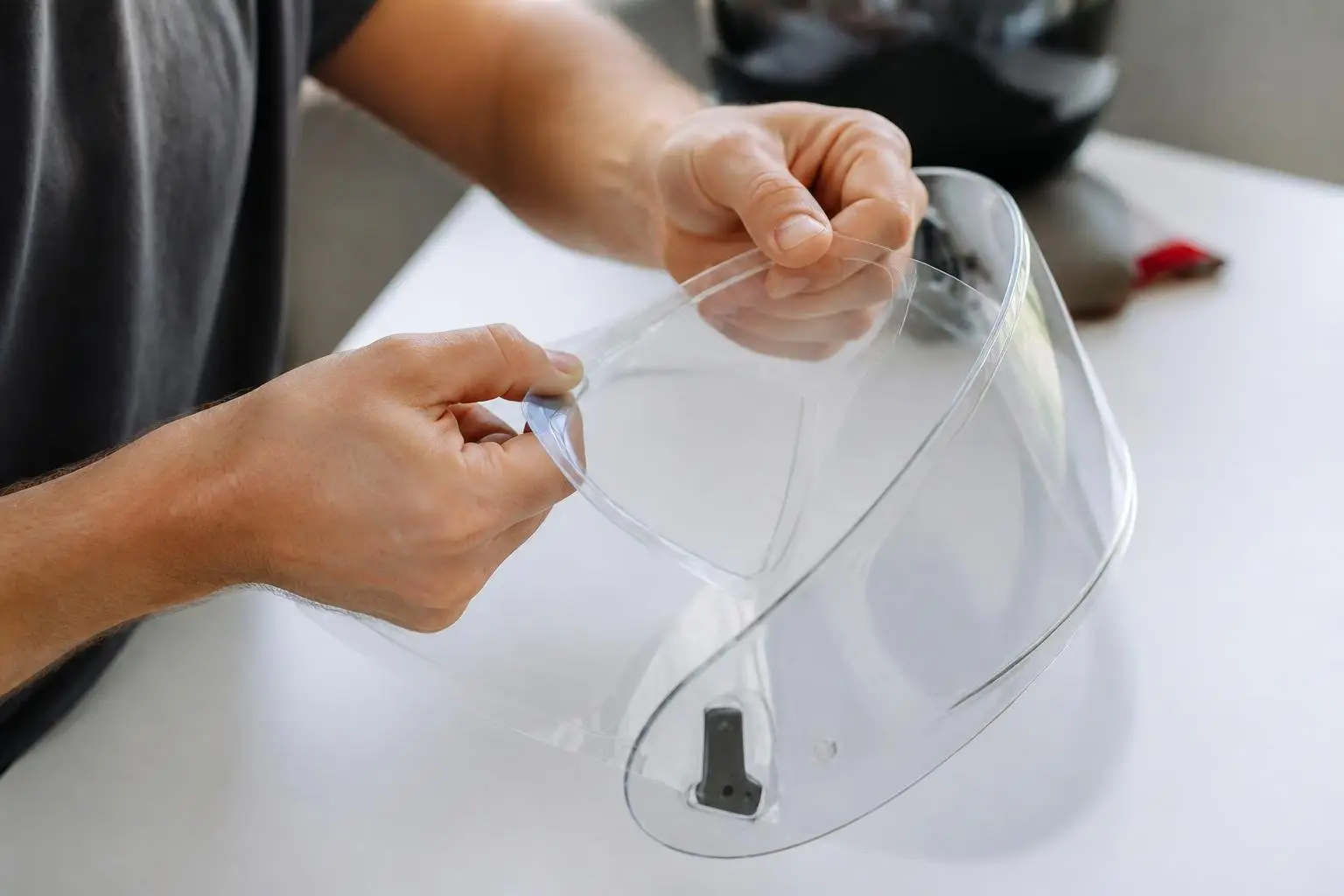 Gemütliche Wohnatmosphäre mit Motorradhelm.